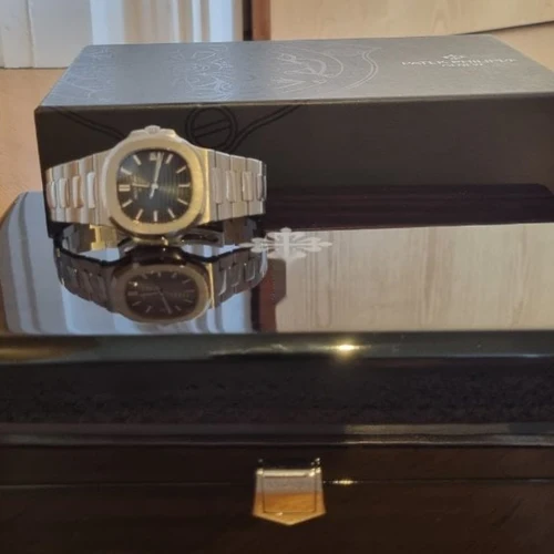 Patek Philippe 5711/1A Nautilus For Sale - Image 2